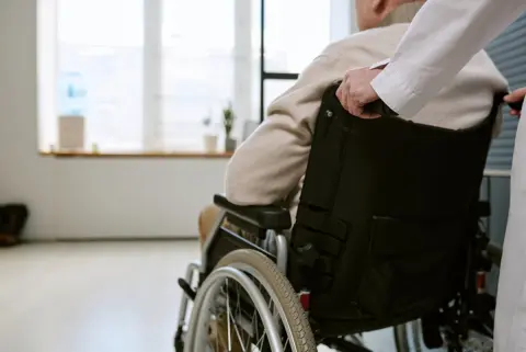 70歳の父が要介護1で車いすを使っています。介護施設を探していますが、介護度が低いため選択肢が少なく、費用の高いです。年金だけで入れる施設を探すのは難しいでしょうか？