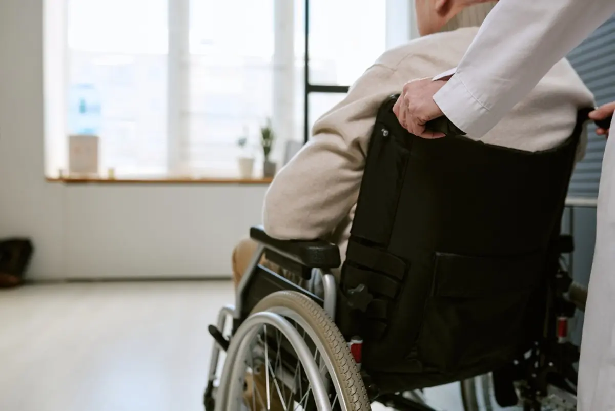 70歳の父が要介護1で車いすを使っています。介護施設を探していますが、介護度が低いため選択肢が少なく、費用の高いです。年金だけで入れる施設を探すのは難しいでしょうか？