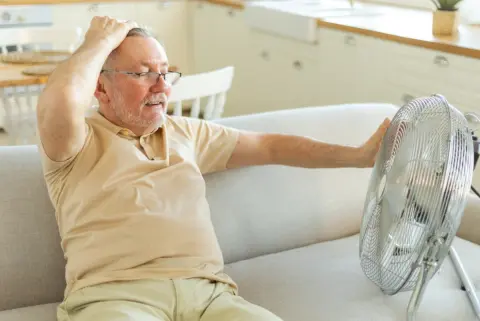 定年した父の家を訪ねると、真夏なのにエアコンをつけず、汗だくで扇風機の前に座っていました。退職金も年金もあるはずなのに、老後は光熱費までここまで切り詰めなければならないのでしょうか？