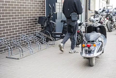 賃貸マンションの駐輪場を、友人から「1週間だけバイクを置かせて」と頼まれました。自分の契約スペースでも、管理会社に無断で貸してトラブルが起きたら、私が費用を負担することになるのでしょうか？