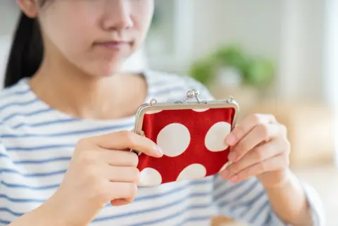 年金暮らしの母に私は毎月3万円ほど仕送りしています。一方、弟は実家に帰るたびに母からお小遣いをもらっていることを知りました。姉弟で負担が違うのは不公平です。私は仕送りをやめていいですよね。