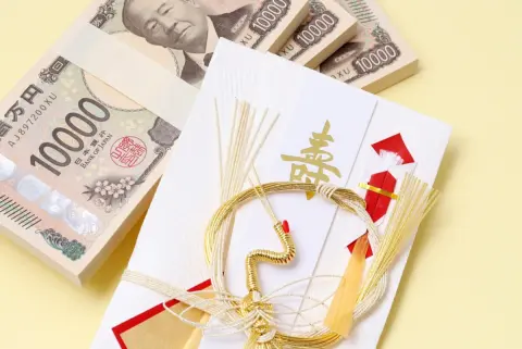 実家暮らしの間、母へ生活費として「毎月5万円」を入れていました。実は使わずに貯めていたようで、結婚祝いとして「200万円」を受け取ることに。もともと私が渡していたお金でも、贈与税はかかるのでしょうか？