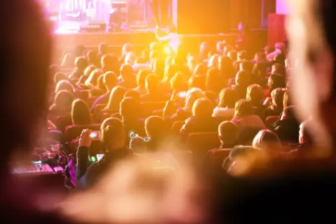 推しのライブチケットを友人が取ってくれたのですが、地方公演のため遠征費も含めると「7万円」近くかかりそうです。せっかく席を取ってもらったのに、費用を理由に断るのは非常識でしょうか？