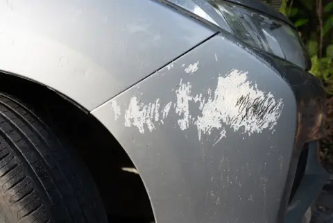 台風のあと、隣家から「あなたの庭の物が飛んできて車に傷がついた」と言われました。強風で飛ばされた物でも、持ち主が修理代を負担する必要があるのでしょうか？