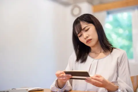 引っ越し後も以前の住所に関連するサービス料金が口座から引き落とされていることに気づきました。契約先が分からない場合、何から確認すればよいのでしょうか？