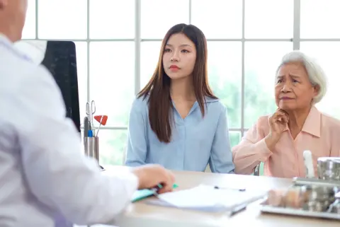 80代の母の通院に毎回付き添い、交通費は年間「12万円」…。兄は「親孝行なんだから自腹で」と言いますが、私だけが負担し続けた費用は将来の相続で考慮されるのでしょうか？
