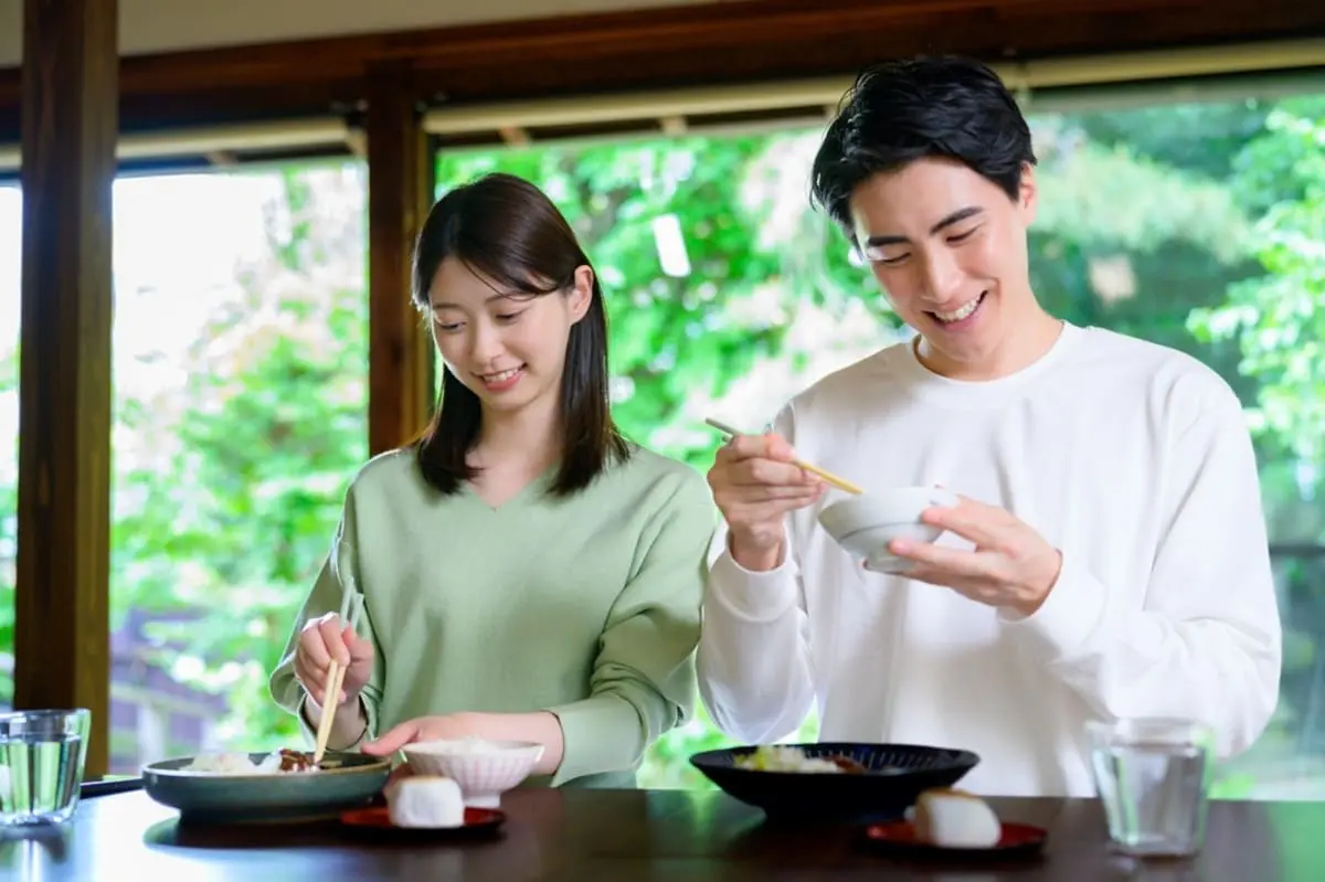 3ヶ月の季節移住で、夫は「毎週ご当地グルメを楽しもう」と旅行気分。私は食費が膨らまないか心配ですが、夫婦2人の“暮らす旅行”にはいくら見込んでおけばよいのでしょうか？