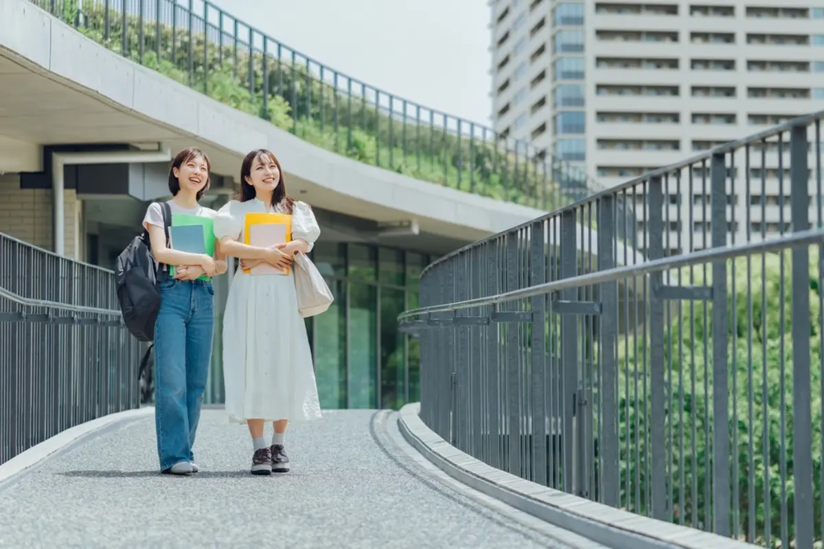 子ども2人が「2歳差」の50代夫婦。夫は「大学への進学費用は順番に用意すればいい」と言いますが、在学期間は重なることに…。2人とも大学生になる時期は、年間いくら見込んでおけばよいのでしょうか？