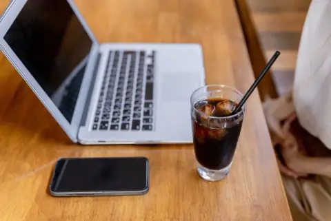 カフェでコーヒー1杯を注文してパソコン作業をしていたら、2時間ほどで「追加注文をお願いします」と声をかけられました。空席があっても、長時間いるなら追加で頼むのがマナーなのでしょうか？