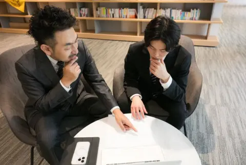 勤務先で「仕事に必要な資格の更新費用は自分で払ってください」と言われました。会社から取得を求められた資格でも、個人負担にするのが一般的なのでしょうか？