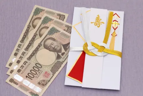 友人から「2回目の結婚式」に招待されました。他の友人は「前3万円包んだからご祝儀減らしていいよね」と言いますが、2万円は“失礼”になりますか？ 友人は何も言いませんが「合計6万円」はキツイです…