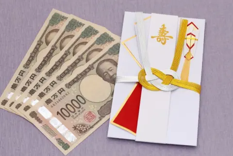 従姉妹の結婚式に「夫婦でご祝儀5万円」のつもりが、夫に「親族なら7万円が常識」と指摘されました。正直あまり余裕がないのですが「2人で5万円」はマナー違反でしょうか？ いとこへの相場を確認