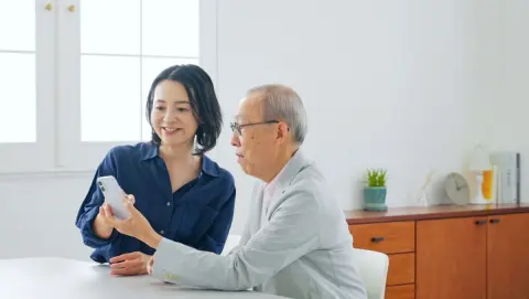 70代の父は電話とLINEが中心ですが、スマホの通信費に毎月「7000円」ほど払っています。「月1000円台」の格安SIMに替えても、今まで通り使えるのでしょうか？