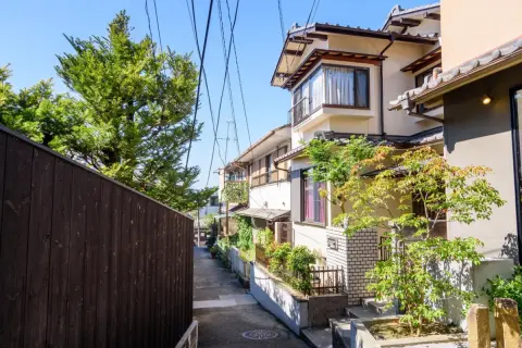 45歳で実家暮らしですが、親から「この家は将来あなたに残す」と言われています。今から自分で家を購入するより、築30年超えの実家に住み続けるほうが経済的でしょうか？