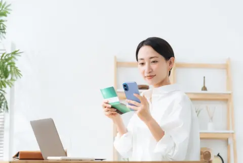 45歳で「貯蓄150万円」ですが、同じ年の友人は「1500万円」あるそうで焦っています…年齢的に“150万円は少ない”ですか？ みんなそんなに「余裕がある」のでしょうか？「40代の平均・中央値」を確認