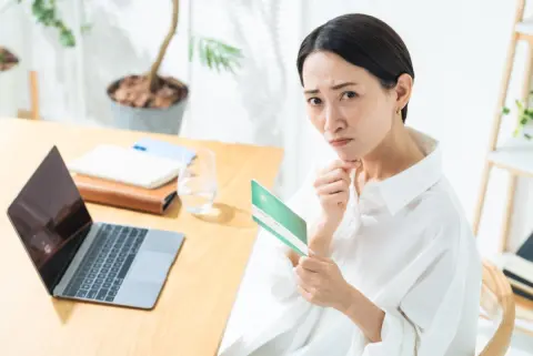 銀行で「3ヶ月ごとに4万5000円の分配金が出ます」と言われ“300万円”で投資信託を購入したら「手数料9万9000円」が引かれショック！ 何が引かれてこんなに高いんですか!?「手数料0円商品」との違いも確認