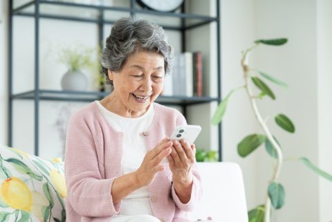 母は自宅ではWi-Fi、外ではLINEを見る程度ですが、スマホの通信費は毎月「7,000円」ほど。今の使い方に合った料金プランへ見直すべきでしょうか？