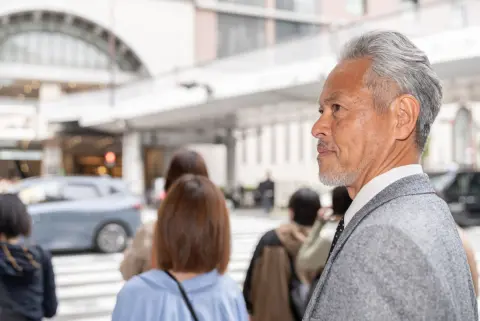 定年した夫が、毎朝スーツを着て「仕事に行ってくる」と家を出るようになりました。実は近所の喫茶店で「500円のモーニング」を食べながら昼まで時間を潰しているそうですが、年金生活なのに毎月1万円以上を“居場所代”に使い続けても大丈夫なのでしょうか？
