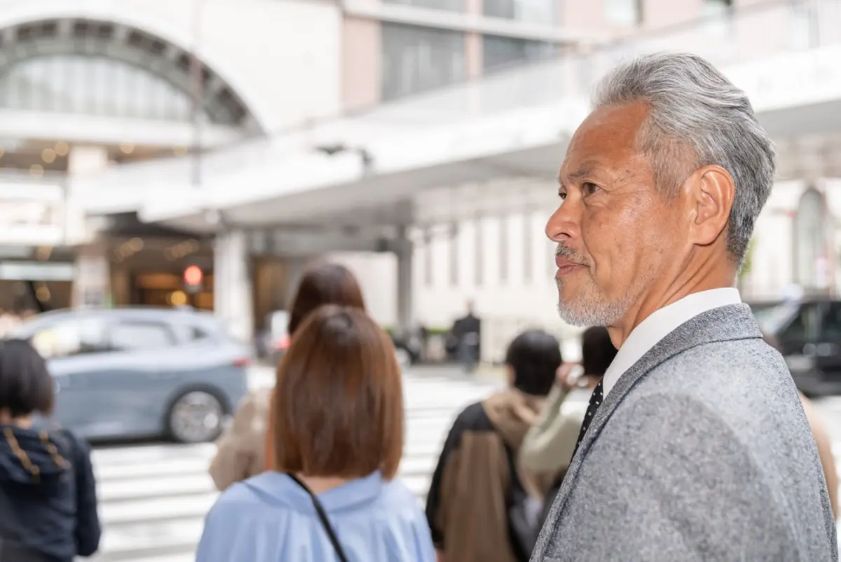 定年した夫が、毎朝スーツを着て「仕事に行ってくる」と家を出るようになりました。実は近所の喫茶店で「500円のモーニング」を食べながら昼まで時間を潰しているそうですが、年金生活なのに毎月1万円以上を“居場所代”に使い続けても大丈夫なのでしょうか？