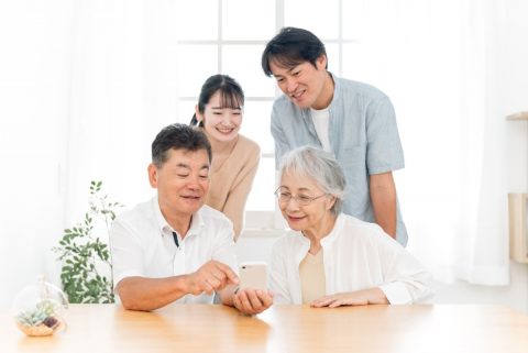 帰省したら70代の父から「スマホの通信費を月1,000円台にしたい」と相談されました。電話とLINEが中心なら、どんな料金プランを選ぶべきでしょうか？