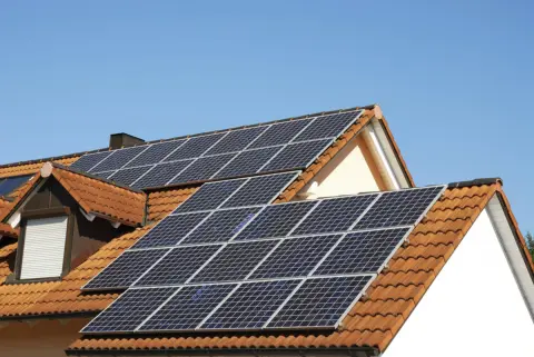 太陽光発電を「150万円」で導入予定。妻は「災害に備えて200万円で蓄電池も」と言いますが、元を取るのに“太陽光だけ”で「10年以上」…それでも“夜間・早朝に使える”なら、買う価値はありますか？