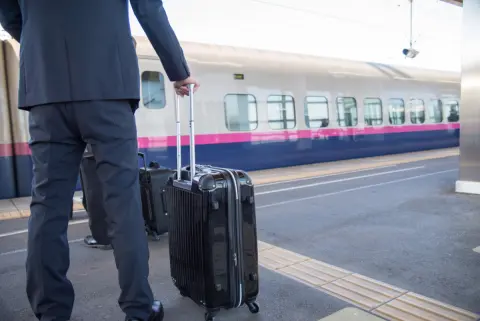 出張なのに「新幹線の指定席」が満席で“グリーン車”を予約→後日経理に「差額は自腹で」と言われ衝撃！“自由席で立つしかない状況”だったなら仕方ないですよね？ 思わぬ自腹を防ぐポイントとは