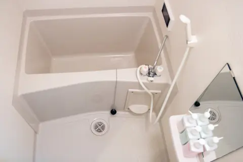 「水道代がもったいない」と前日の残り湯を追い焚きする夫。私は衛生面が気になるから毎日入れ替えたいのですが、1回あたりの費用はどれくらい違うのでしょうか？