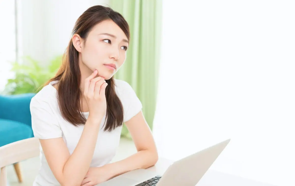 情報を見ながら考え込む様子