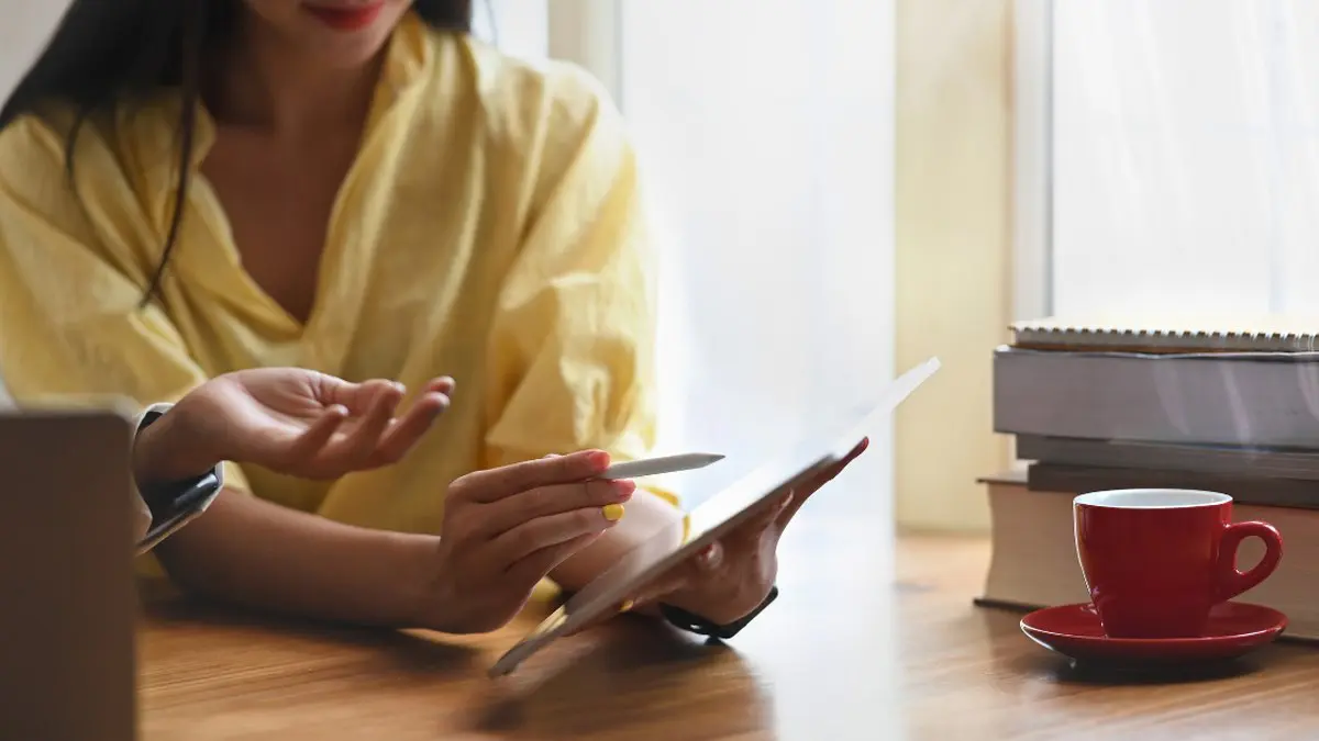 タブレットでシミュレーションを確認する様子