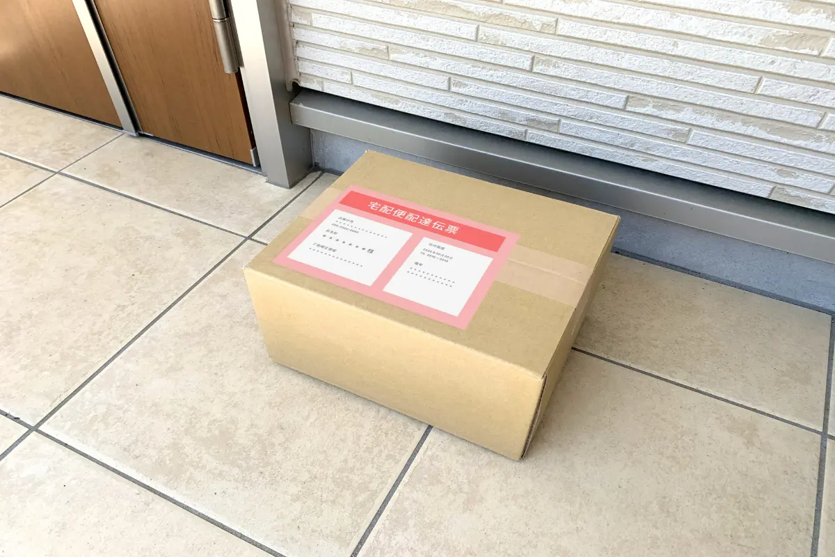 在宅を気にしなくていいからと「置き配」にしてもらった荷物。朝から大雨だったにもかかわらず、屋根もない玄関先に雨ざらしで放置されており、箱を開けたら中までびしょ濡れ…。これって配送業者に補償してもらえないんでしょうか？
