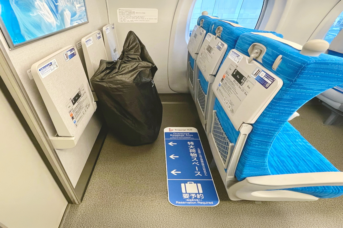 新幹線の「自由席」で、空いている車両最後部のスペースに大きなスーツケースを置く乗客を目撃…! 「指定席」では事前予約が必要と聞いたことがありますが、「自由席」なら予約せずに利用してもよいのでしょうか?