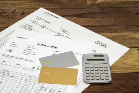 「プラチナカードを持ってみたかった」と、見栄でカードを作った夫。旅行には年に数えるほどしか行かず、コンシェルジュサービスも使うか分かりません…。年会費「約3万円」も払って、果たして元は取れるのでしょうか？