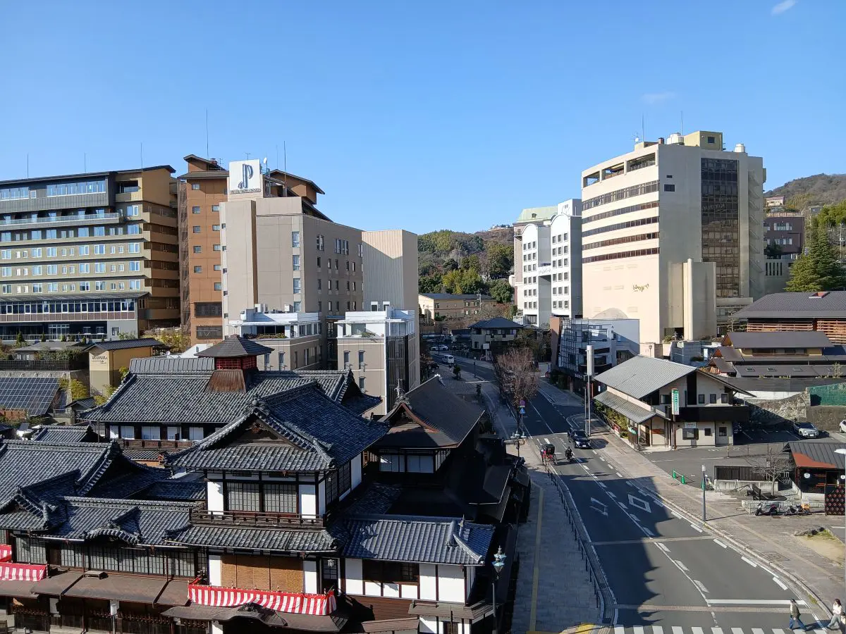 【愛媛】旅行者が“松山駅”で「県庁所在地なのに何もない」と驚愕!? 松山市駅は「松山城最寄り」「駅前に高島屋」と栄えてるのにナゼ…県外からの玄関口が“更地しかない”と誤解されるワケを、四国在住ライターが解説