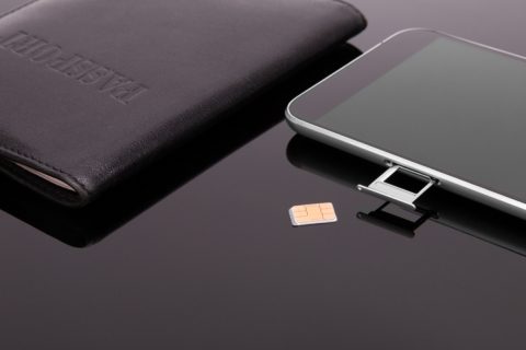 4年使ったスマホの電池が持たなくなり、買い替えを検討中。夫は「使い慣れたiPhoneでいい」と言いますが、私は価格を考えて「Google Pixel」も気になります。4年後の売却価格まで考えると、費用はどれくらい変わるのでしょうか？