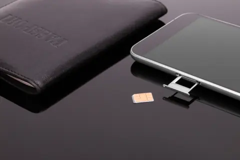 4年使ったスマホの電池が持たなくなり、買い替えを検討中。夫は「使い慣れたiPhoneでいい」と言いますが、私は価格を考えて「Google Pixel」も気になります。4年後の売却価格まで考えると、費用はどれくらい変わるのでしょうか？