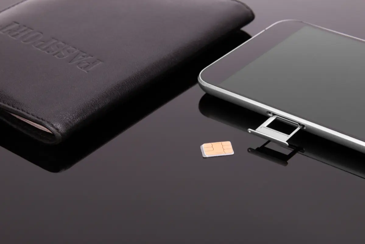 4年使ったスマホの電池が持たなくなり、買い替えを検討中。夫は「使い慣れたiPhoneでいい」と言いますが、私は価格を考えて「Google Pixel」も気になります。4年後の売却価格まで考えると、費用はどれくらい変わるのでしょうか？
