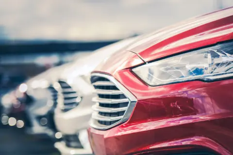 5年乗ったフリードの残クレが終わりディーラーから「85万円」と言われました。夫は「あと4年乗れば年約21万円で済む」と言いますが、私は「車検20万円＋タイヤ8万円もかかるなら新車がいい」と迷っています…。本当に乗り続ける方が得でしょうか？