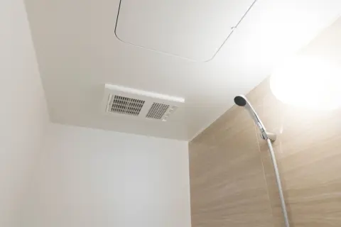夫は「電気代がもったいない」と、お風呂を出たらすぐ換気扇をOFF。私は「カビ対策で数時間は回したほうがいい」と思うのですが、毎日つけっぱなしにすると電気代は月・年間でいくら増えるのでしょうか？
