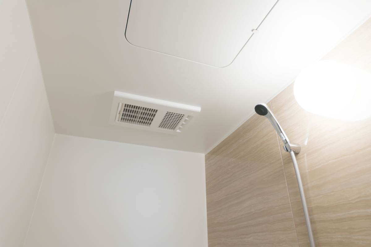 夫は「電気代がもったいない」と、お風呂を出たらすぐ換気扇をOFF。私は「カビ対策で数時間は回したほうがいい」と思うのですが、毎日つけっぱなしにすると電気代は月・年間でいくら増えるのでしょうか？