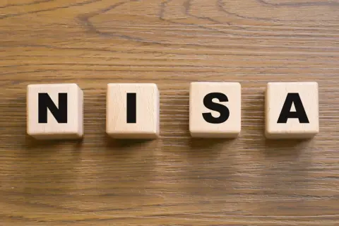 「NISAはほったらかしでいい」と聞いて毎月「3万円」を数年間積み立ててきましたが、友人が損失を出したと聞いて不安に…。私も定期的に投資先を見直さないと損をするのでしょうか？