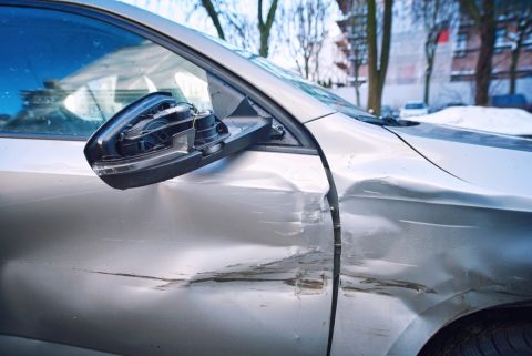 愛車の「ヤリスクロス」は乗って1年目…なのに“立体駐車場の機械”が動いた拍子に、ミラーとドアが壊れ「修理代12万円」に！ 管理会社は「看板のとおり事故の責任は一切負いません」と回答…機械の不具合でも自腹なんですか!?