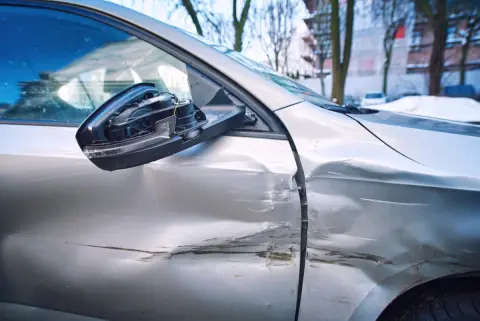 愛車の「ヤリスクロス」は乗って1年目…なのに“立体駐車場の機械”が動いた拍子に、ミラーとドアが壊れ「修理代12万円」に！ 管理会社は「看板のとおり事故の責任は一切負いません」と回答…機械の不具合でも自腹なんですか!?