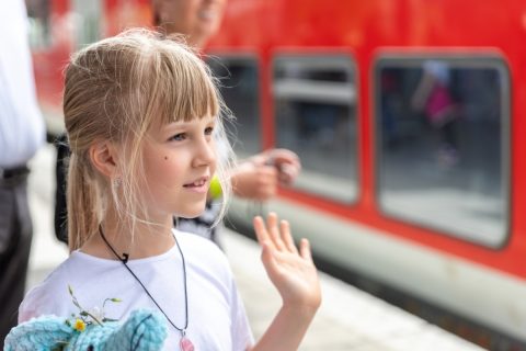 「幼児は運賃無料」なので“職場の1駅前”で「保育園児の娘だけ」改札を通し、実家の両親に引き渡し！ 最近「単独行動扱いで料金がかかる」と聞きましたが“乗車時に親子いっしょ”なら問題ありませんか？ JR西日本の回答も確認