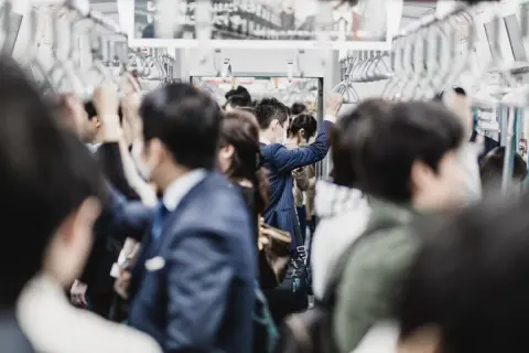 「通勤手当は交通費として全部使うのに…」SNSで“通勤税”が話題に。会社の近くに住む同僚は通勤手当「5000円」、郊外から通う私は「3万円」です。通勤距離が長いだけで社会保険料にも差がつくのでしょうか？