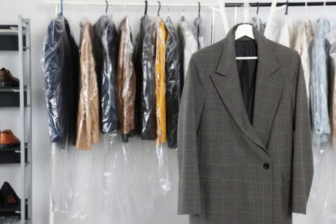夫のスーツをクリーニングに出したら、縮んで着られなくなってしまいました。夫は「8万円もしたのに！」と怒っていますが、購入時の金額を全額補償してもらえるのでしょうか？