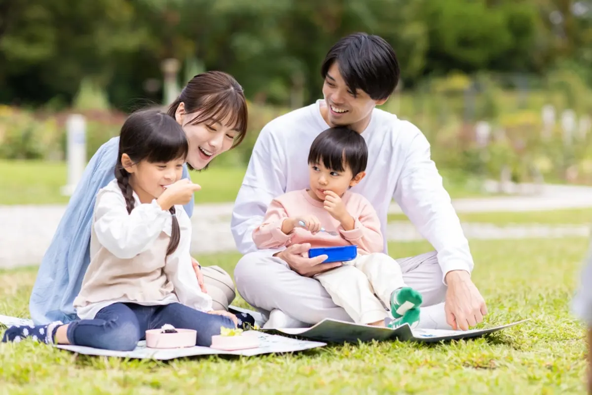 娘の結婚相手は年収「500万円」。夫は「それだけあれば十分」と言いますが、私は将来の教育費が心配…。子ども2人を育てるには、やはり厳しいのでしょうか？