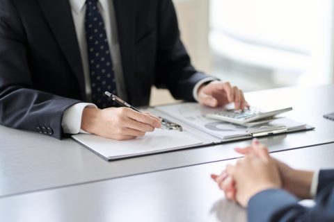 国家公務員として働く兄の年収は「600万円」。「民間企業ならもっと稼げる」と転職を考えていますが、家族は「公務員の安定を手放すのはもったいない」と反対…。退職金まで考えると、本当に転職したほうが得なのでしょうか？