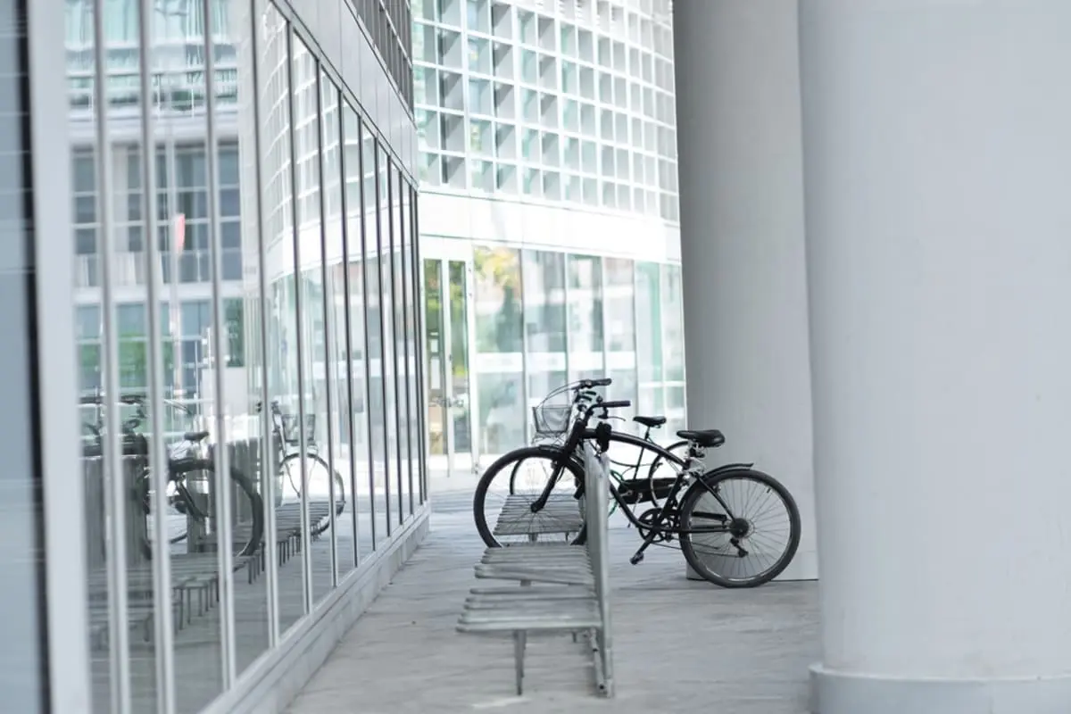 隣の駐輪スペースの自転車が倒れ、私の電動自転車に「3万円」の修理費がかかりました。相手は「風で倒れただけ」と言いますが、修理代は自分で払うしかないのでしょうか？