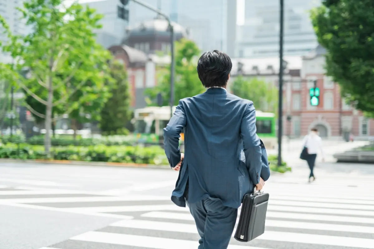 夫が休日出勤したところ、会社から「代休を取って」と指示されたそうです。私は「休みより手当をもらうほうが得では？」と思うのですが、代休を取る場合と取らない場合では、給与の扱いはどう違うのでしょうか？