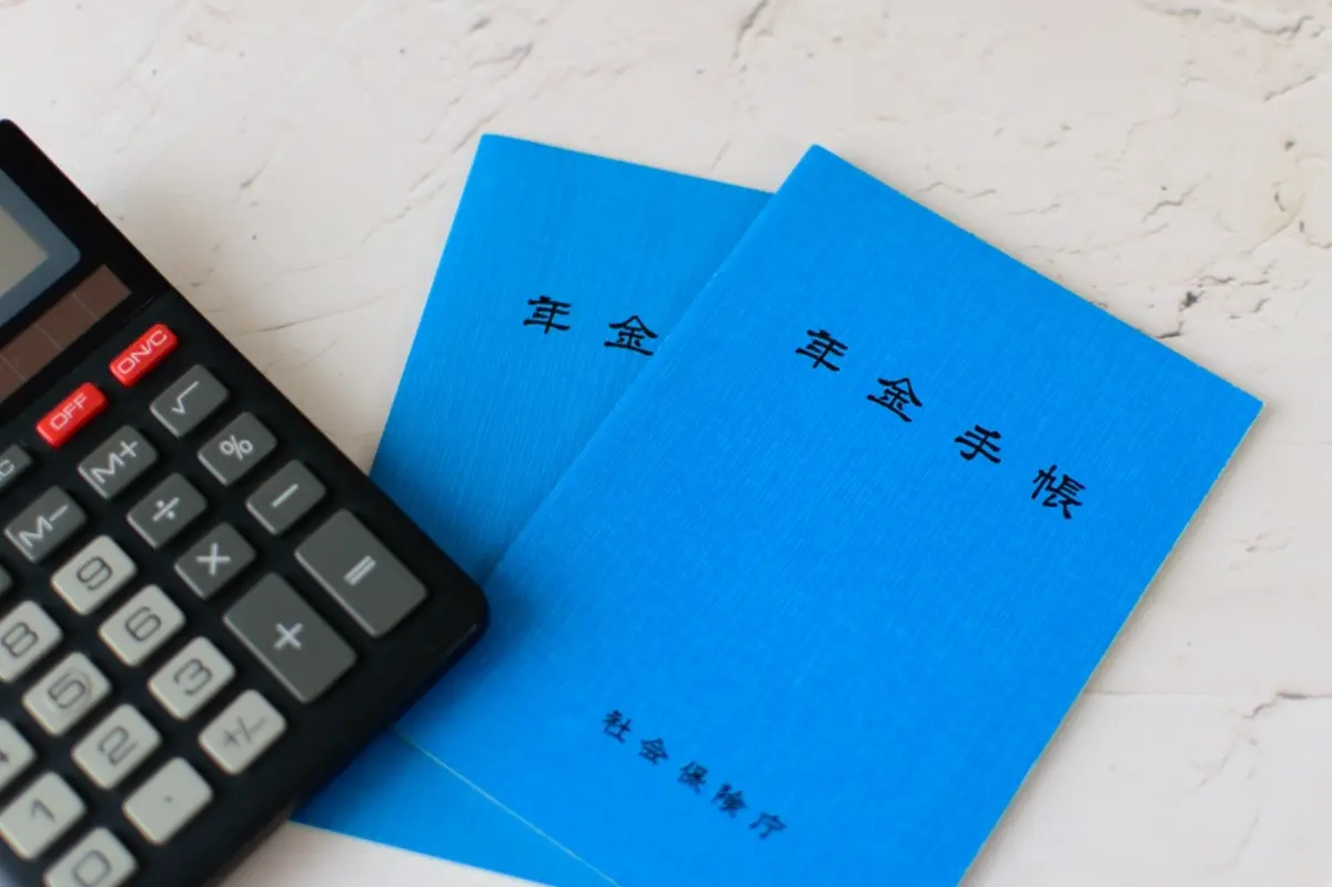 年金を繰上げ受給すると自分の年金が減るのは理解していますが、専業主婦の妻がいる場合、世帯全体の年金額はどれくらい影響を受けますか？